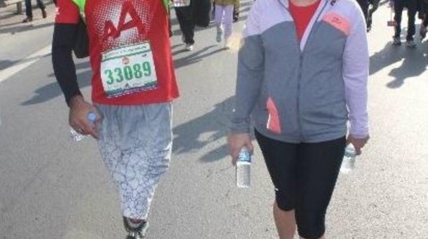 (&ouml;zel Haber) G&ouml;lc&uuml;k Depremi&rsquo;nde Bacaklarını Kaybeden Sporcu Maratonda Koştu