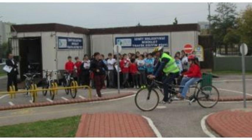 İzmit Belediyesi Tarafından Bisiklet Eğitimi Devam Ediyor