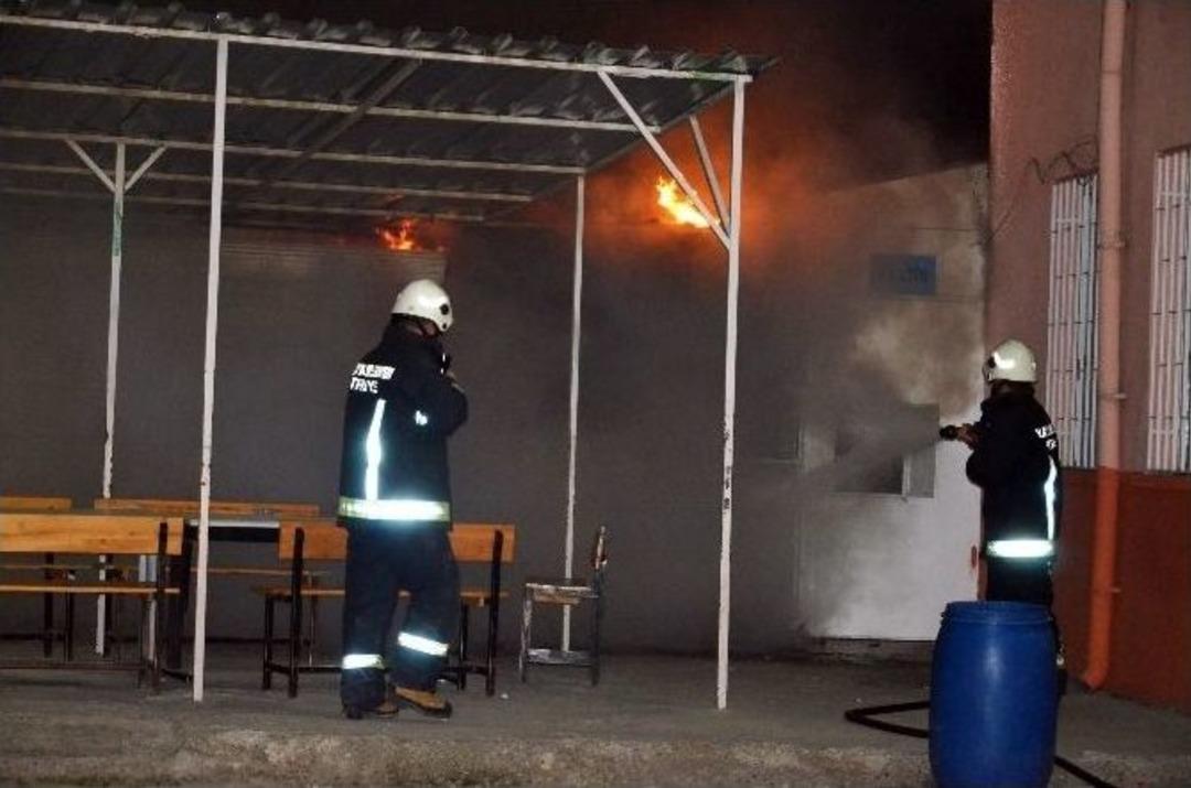 19 Yaşındaki Gen&ccedil;, Kendini De İş Yerlerini De Yaktı