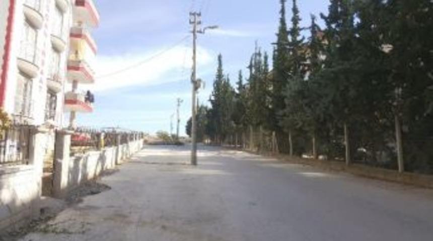 Yol Ortasında Kalan Elektrik Direği Tehlike Sa&ccedil;ıyor