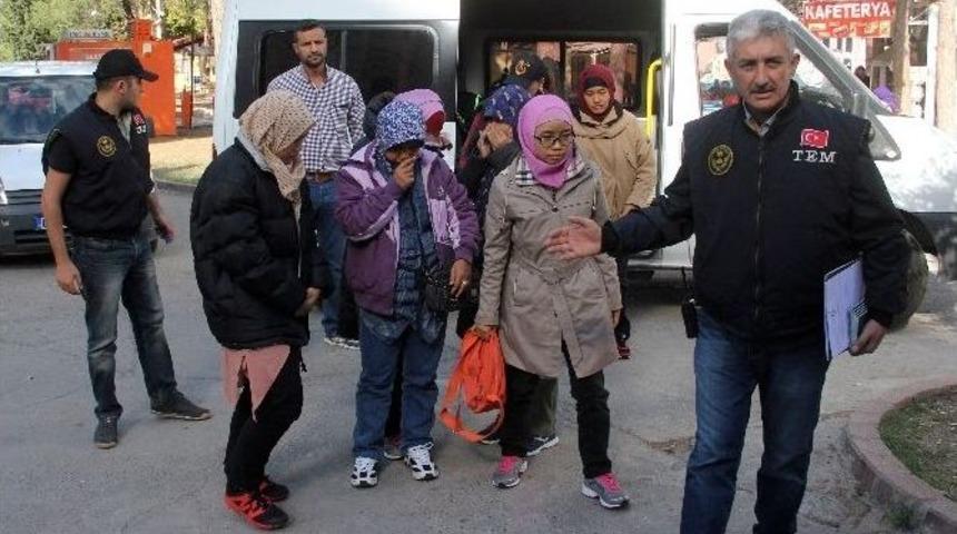 Işid&rsquo;e Katılmak &Uuml;zere Adana&rsquo;ya Gelen 6 Kadın Yakalandı