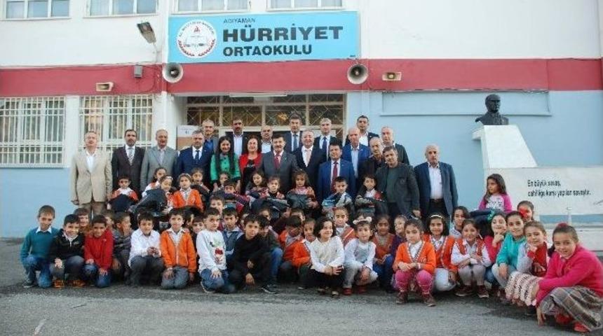 Muhtarlardan &Ouml;ğrencilere Giyim Ve Kırtasiye Yardımı