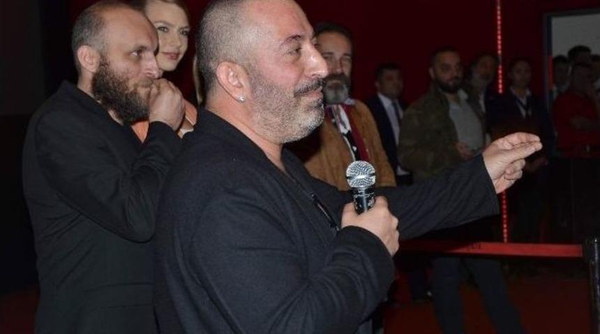 Cem Yılmaz Salondakileri Yine Kırdı Ge&ccedil;irdi