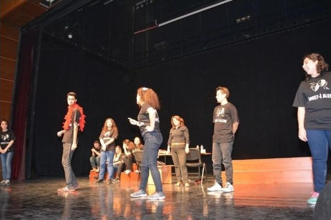 &rsquo;ibret-i Alem&rsquo; Salonlara Sığmadı