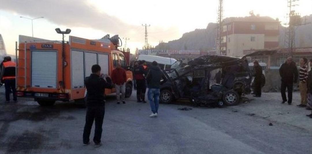 Ağrı&rsquo;da İran Plakalı Otob&uuml;s, Hafif Ticari Ara&ccedil;la &Ccedil;arpıştı: 7 &Ouml;l&uuml;, 1 Yaralı