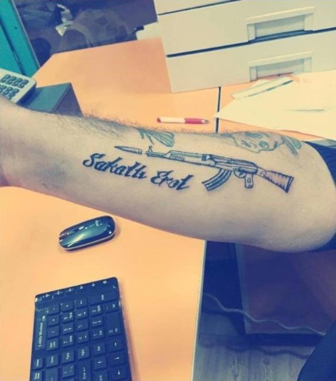 Katil Zanlısının Kolunda Kalaşnikof D&ouml;vmesi