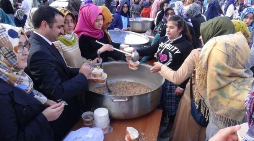Okul Bah&ccedil;esinde Bin 800 Kişiye Aşure İkram Edildi
