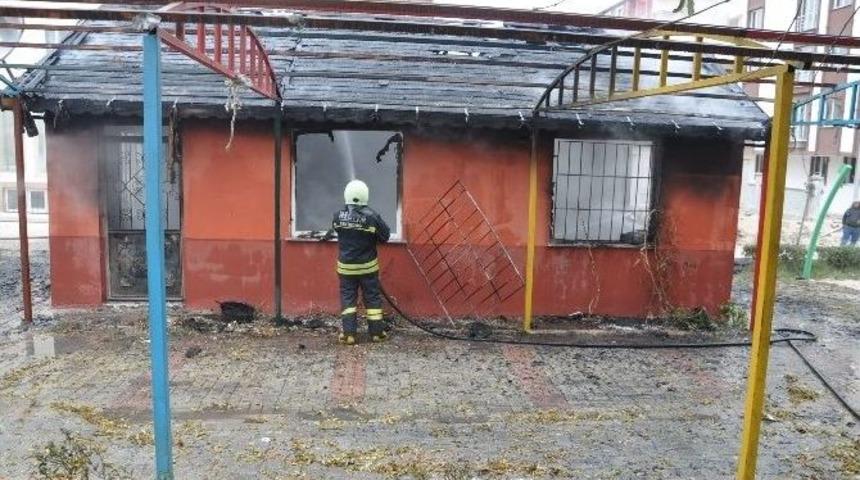 Parkta Bulunan &Ccedil;ay Ocağı Yandı