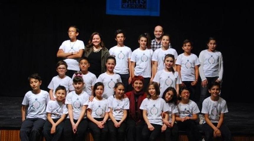 Eskişehir Şehir Tiyatroları Drama Kursiyerleri &ldquo;yurtta Barış D&uuml;nyada Barış&rdquo; Adlı G&ouml;steri İle İzleyici Karşısına &Ccedil;ıktı