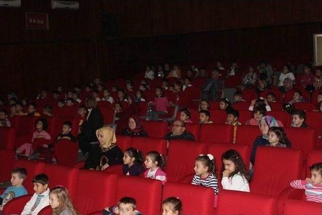 ’motorlu Kuş’ Tiyatro Oyunu Eğlendirdi