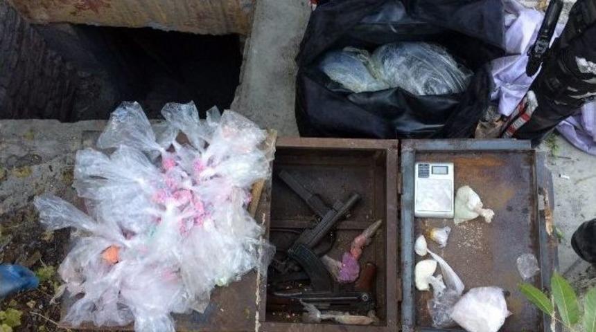 Polis Ekipleri Metruk Binada Kaleşnikof Buldu