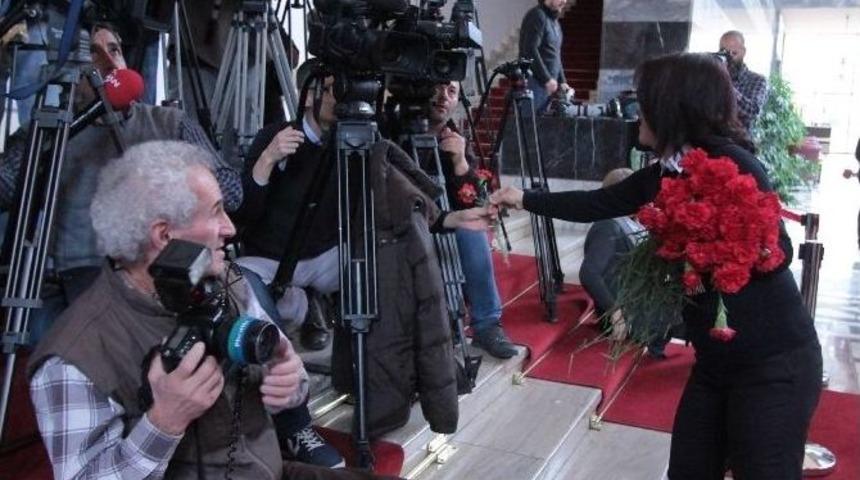 Chp&rsquo;li Bi&ccedil;er Meclis&rsquo;e Siyah Tiş&ouml;rtle Geldi