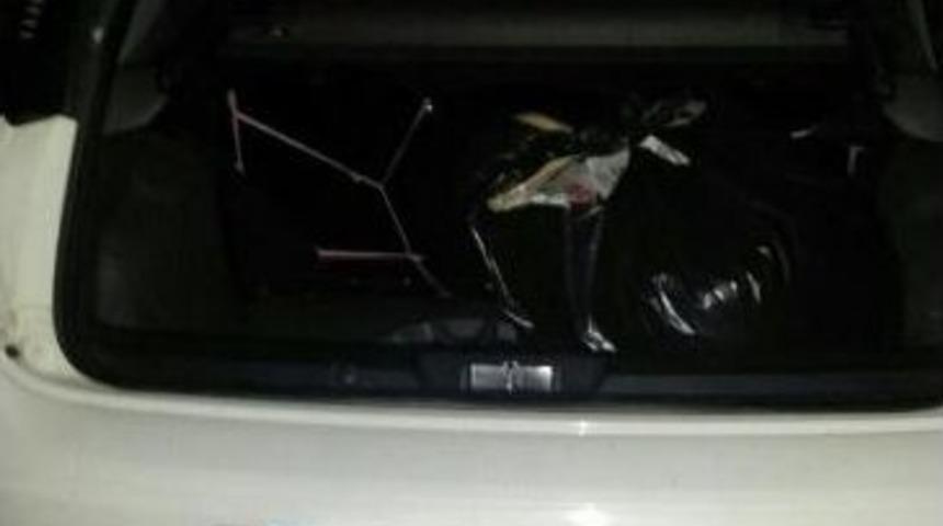 Otomobilin Bagajından Toz Esrar &Ccedil;ıktı