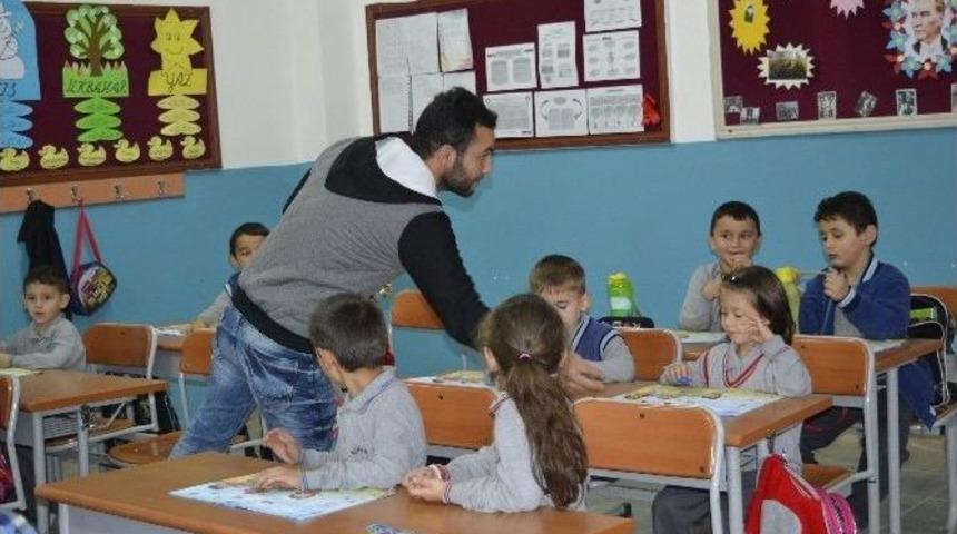 Alaplı Yurtkur &Ouml;ğrencilerinden Minik &Ouml;ğrencilere Kırtasiye Yardımı