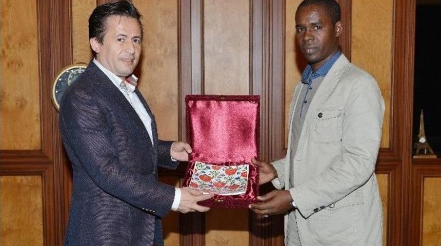 Senegalli Doktorlar, T&uuml;rkiye&rsquo;de G&ouml;z Cerrahisi Eğitimi Aldı