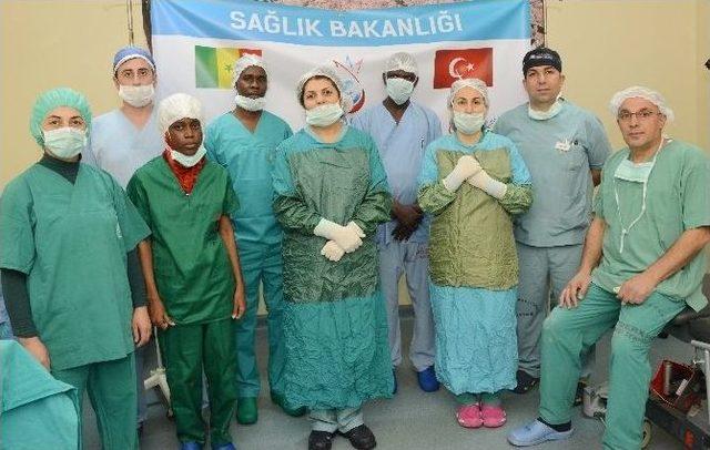 Senegalli Doktorlar, Türkiye’de Göz Cerrahisi Eğitimi Aldı