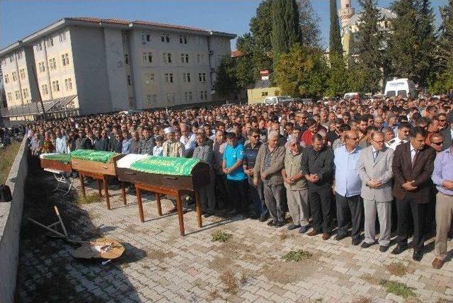 Fethiye’deki Kazada Ölen Aile Yan Yana Toprağa Verildi