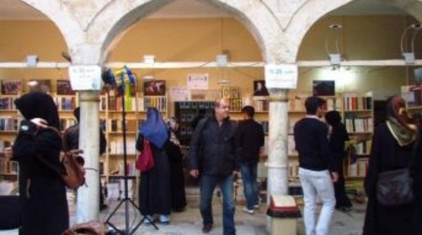 İlahiyat Fak&uuml;ltesi &Ouml;ğrencileri Arap&ccedil;a Kitap Fuarını Gezdi