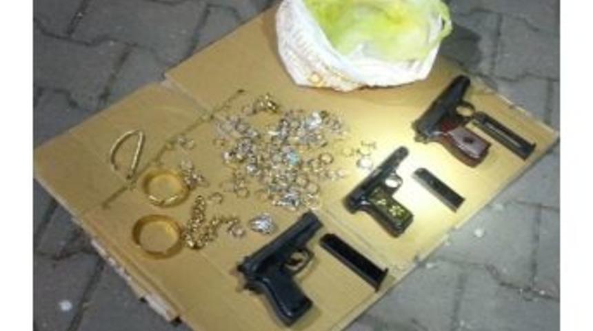 &Ccedil;aldıkları 300 Bin Lira Değerindeki Ziynet Eşyalarıyla Yakalandılar