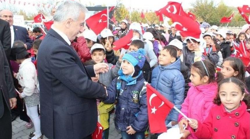 Suriyeli &Ccedil;ocuk İstiklal Marşı&rsquo;nı T&uuml;rk&ccedil;e Ve Ezberinden Okudu