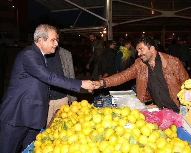 Başkan Demirkol, Ulubatlı Semt Pazarını Ziyaret Etti