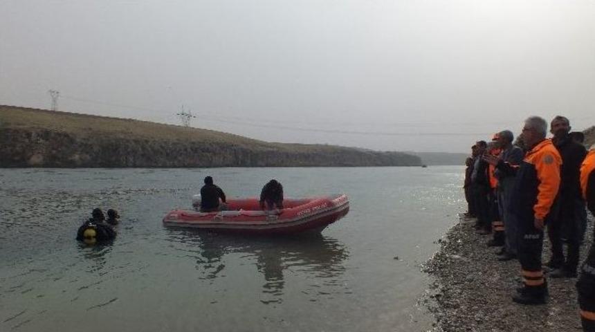 Fırat&rsquo;ta Kaybolan Ebeye Hala Ulaşılamadı