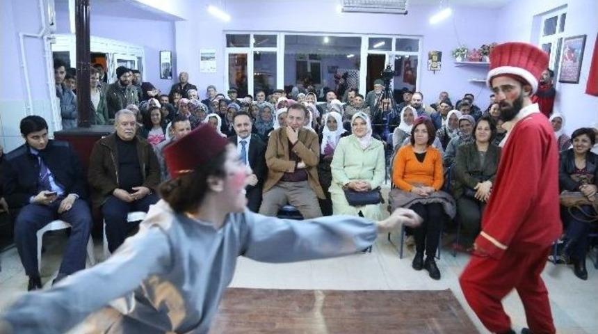 Rekt&ouml;r K&ouml;ye Tiyatro G&ouml;t&uuml;rd&uuml;