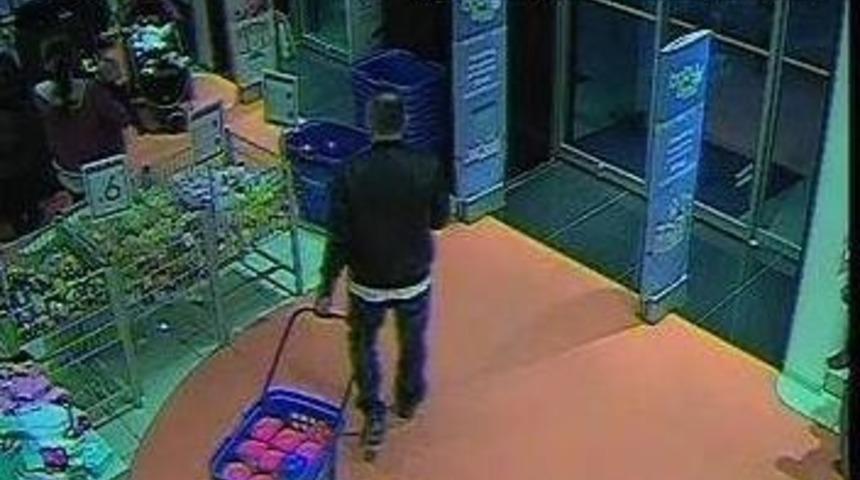 Market Fareleri Kameraya B&ouml;yle Yakalandı