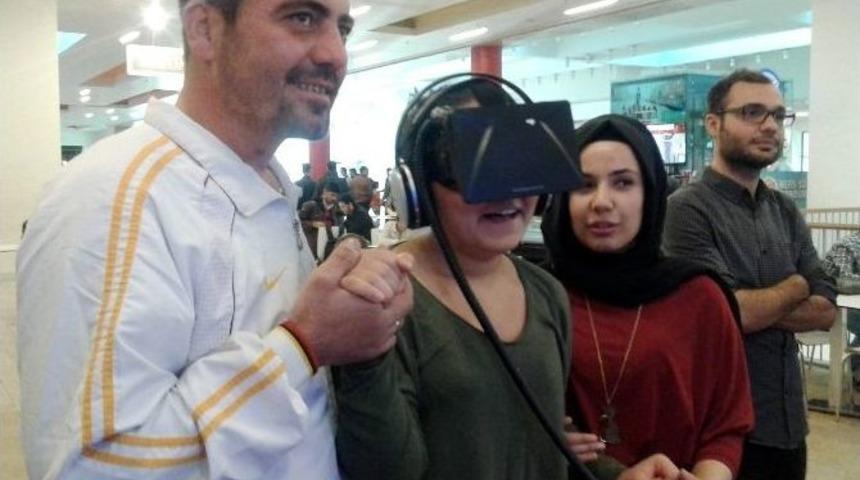 (&ouml;zel Haber) Oynayanları S&uuml;r&uuml;nd&uuml;r&uuml;yor, İzleyenleri Kahkahaya Boğuyor