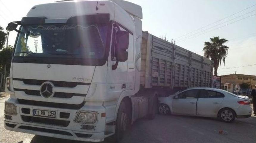 Kırmızı Işıkta Ge&ccedil;en Otomobil Tır&rsquo;ın Altına Girdi