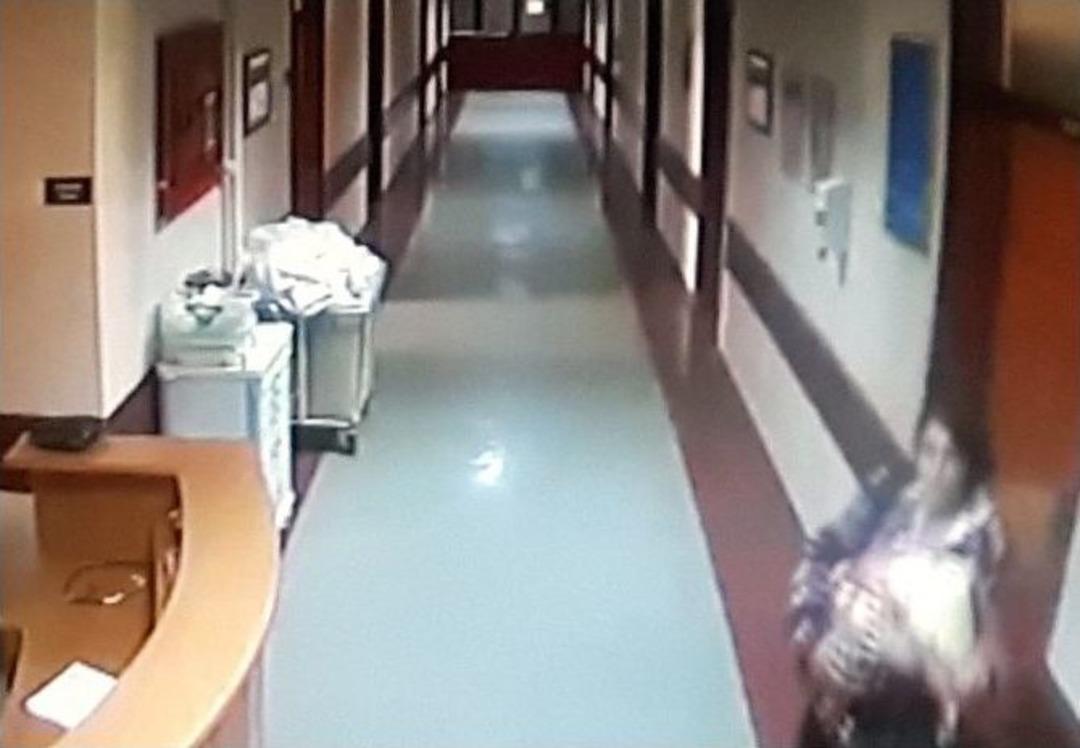 Bebeğini Tuvalete Bırakan Anne Yakalandı