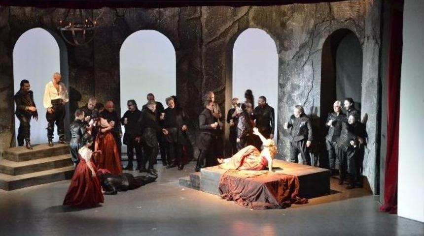 Rigoletto Oyunu Beğeniyle İzlendi