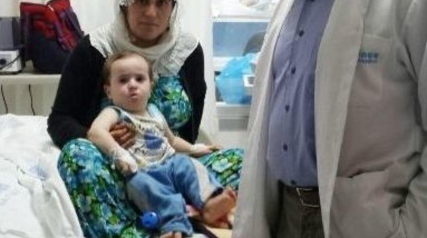 Boğazına Tespih Tanesi Ka&ccedil;an Bebek Son Anda Kurtarıldı