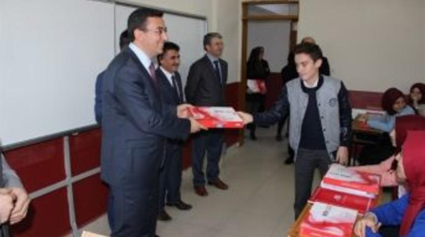 Kaymakam Ke&ccedil;eli&rsquo;den &Ouml;ğrencilere Tablet