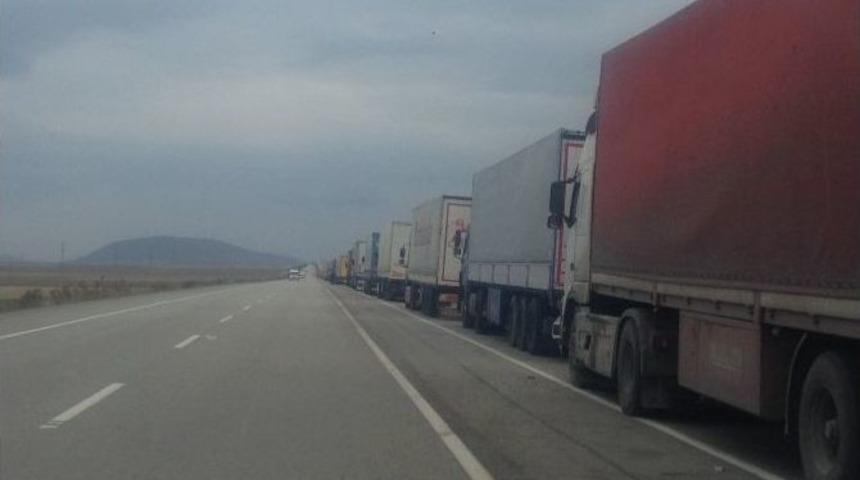 G&uuml;rbulak&rsquo;ta Tır Kuyruğu