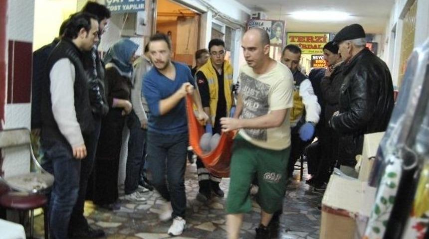 90 Yaşındaki Adam Karnına Saplı Bı&ccedil;akla Hastaneye Kaldırıldı