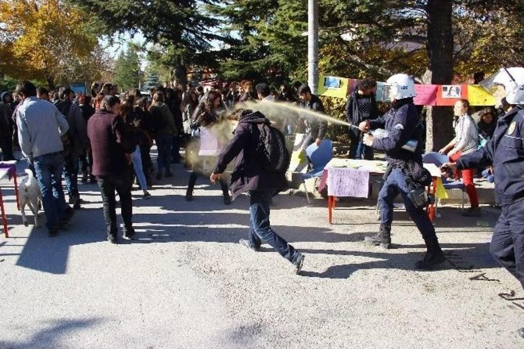 Anadolu &Uuml;niversitesi&rsquo;nde Gerginlik: 4 Yaralı