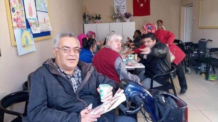 Boz&uuml;y&uuml;kl&uuml; Esnaf Tek Başına İktidar Sevincini Yemek Vererek Kutladı