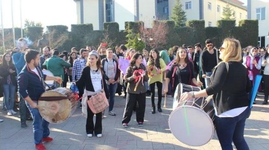 Sakarya &Uuml;niversitesinde İki Ayrı Formasyon Eylemi