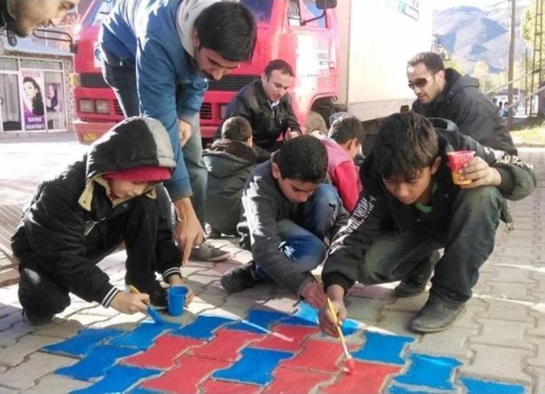 Ressam K&uuml;&ccedil;&uuml;k&rsquo;ten Sağlığa Boyamalı Destek