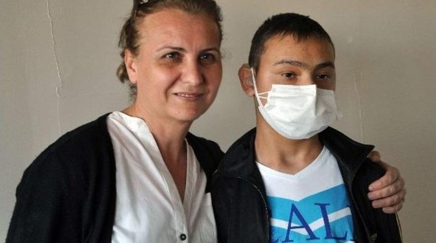 B&ouml;brek Yetmezliği Bulunan 15 Yaşındaki Furkan Annesi&rsquo;nin B&ouml;breğiyle Hayata Tutundu