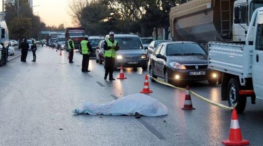 Otomobilin &Ccedil;arptığı Yaşlı Kadın &Ouml;ld&uuml;