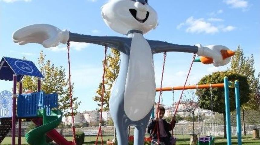 Çocuklar Çizgi Film Karakterleri İle Eğleniyor