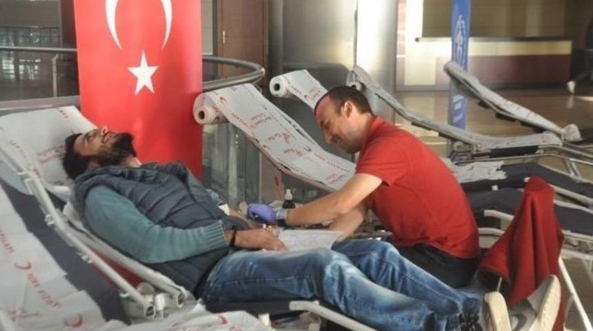 Sakarya &Uuml;niversitesinde Kan Verme Etkinliği D&uuml;zenlendi