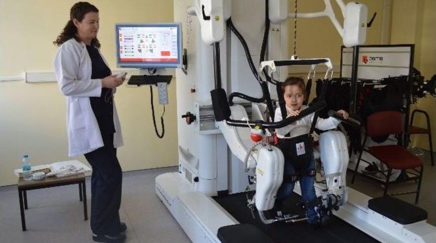 Kayseri Eğitim Ve Araştırma Hastanesi&rsquo;nde Robotik Y&uuml;r&uuml;me Cihazı Hizmete Girdi
