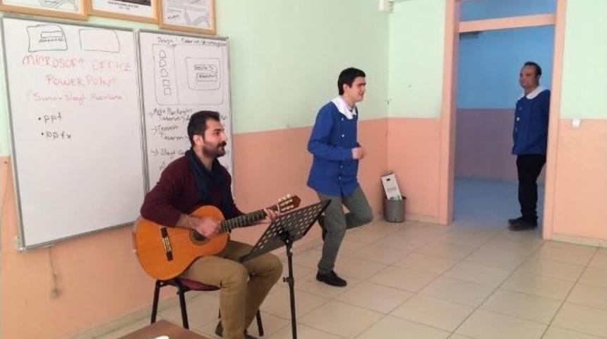 B&uuml;y&uuml;kşehir Tiyatro Ekibinden &rsquo;ne Olsam B&uuml;y&uuml;y&uuml;nce&rsquo; Oyunu