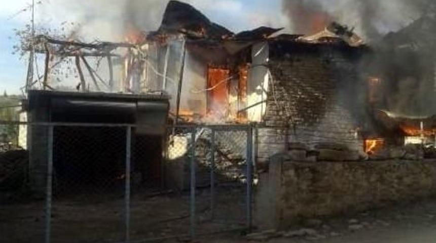 K&ouml;y Evi Yangında K&uuml;l Oldu