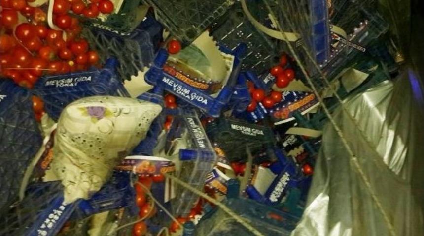 Dinar’da Domates Yüklü Kamyon Devrildi: 1 Ölü