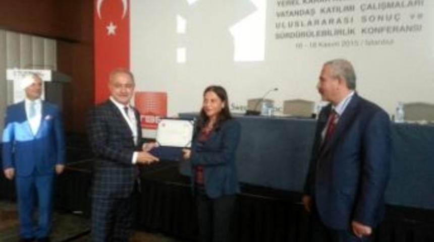 Akdeniz Belediyesi&rsquo;nin Mahalle Evleri Projesi Tusalog&rsquo;dan Teşekk&uuml;r Plaketi