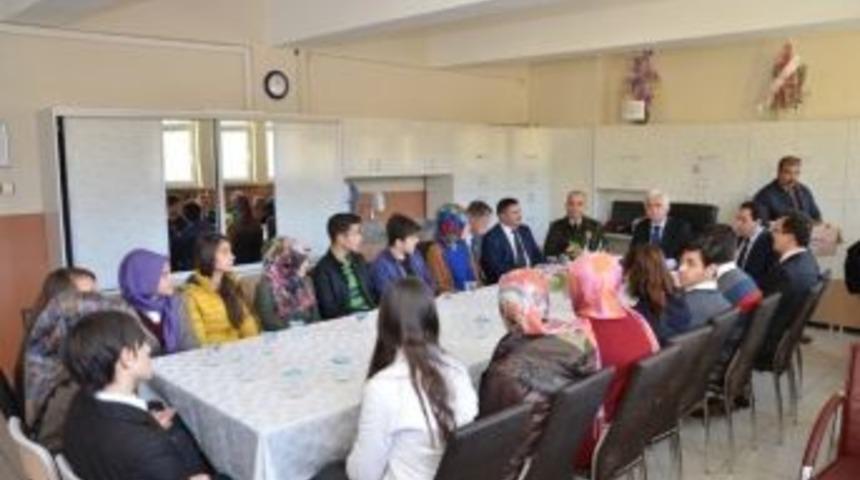 Vali Alimoğlu &Ouml;ğrencilerle Bir Araya Geldi